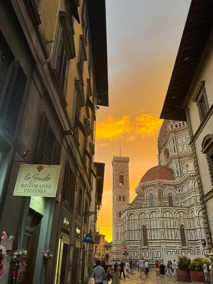 Vista di Via dell'Oriuolo verso il Duomo di Firenze, accanto all'insegna di Lo Scudo