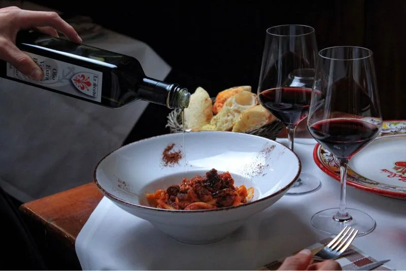 Piatto di pasta e vino nella sala di Lo Scudo